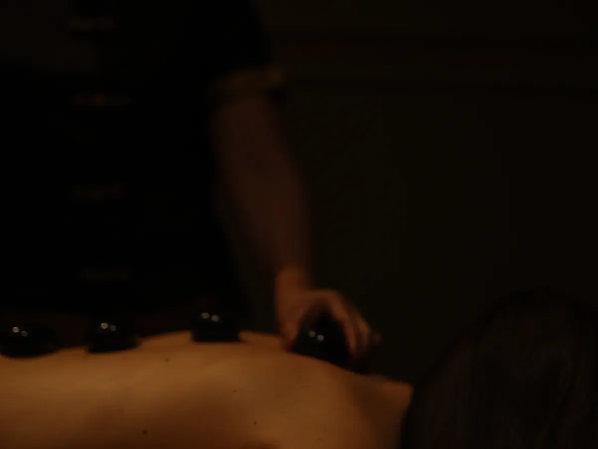 Karštų akmenų masažas OM Massage salone Vilniuje
