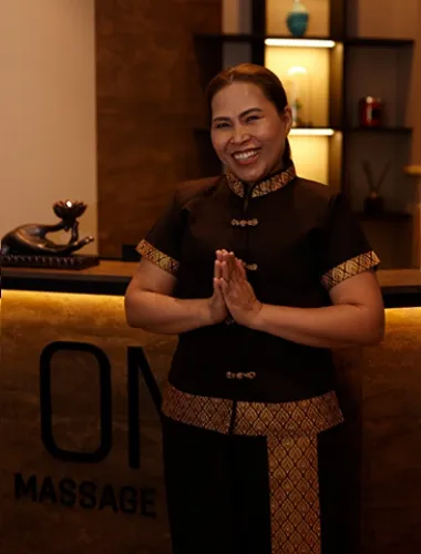 Massage therapist Lida