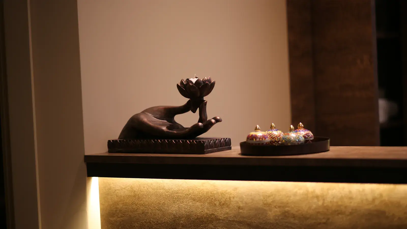 Tailandietiški dekoro elementai ir žvakė OM Massage salone